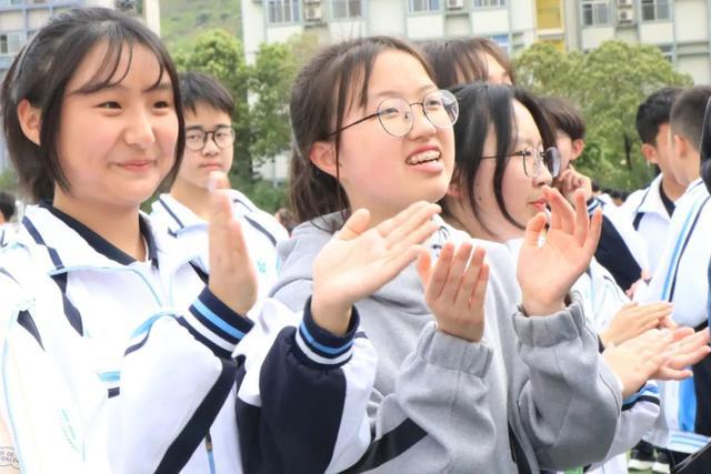 熊猫体育官网春日绽芳华运动添风采——广元外国语学校高中分校运动会剪影(图4)