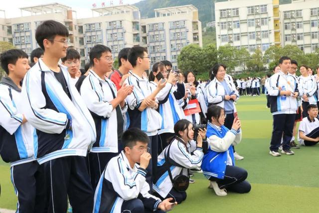 熊猫体育官网春日绽芳华运动添风采——广元外国语学校高中分校运动会剪影(图6)