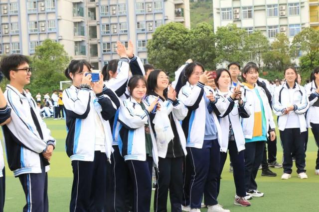 熊猫体育官网春日绽芳华运动添风采——广元外国语学校高中分校运动会剪影(图7)