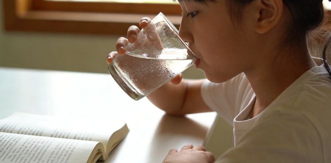 喝水别等口渴才喝？癫痫患者定时补水更稳妥(图1)
